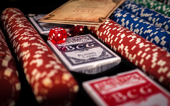 Jetons, poker, paquet de cartes, dé